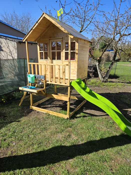 Domek dla dzieci ze zjeżdżalnią