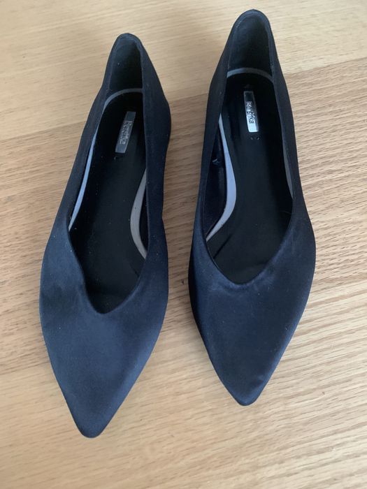 Sapatos rasos pretos e acetinados