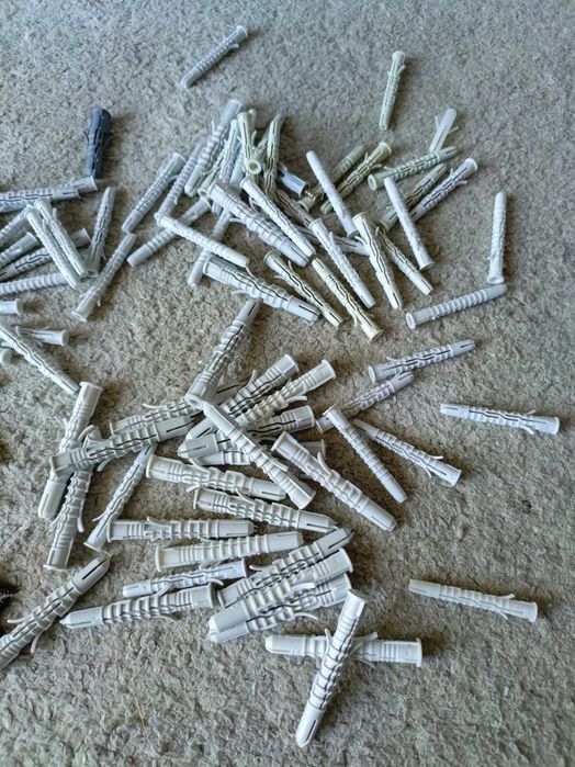 Nowe kołki rozporowe i wkręty