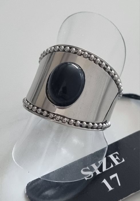Anel prateado, em aço  com pedra preta oval. Ajustável
