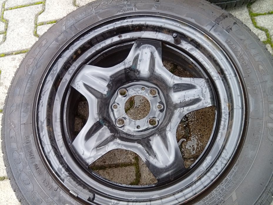Opony z felgami stalowymi Goodyear 175/65R15. Kołpaki Mini.