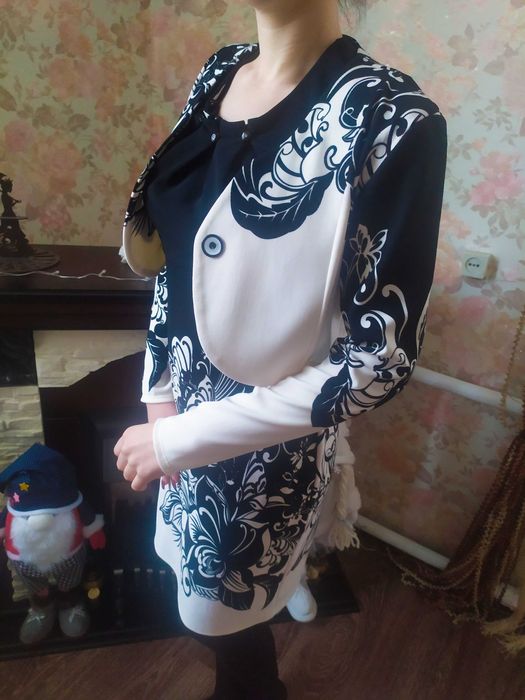 Жіночий піджак та сукня у візерунок