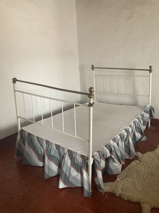 Cama de ferro de solteiro
