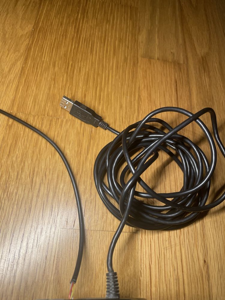Volante com pedais da playstation.