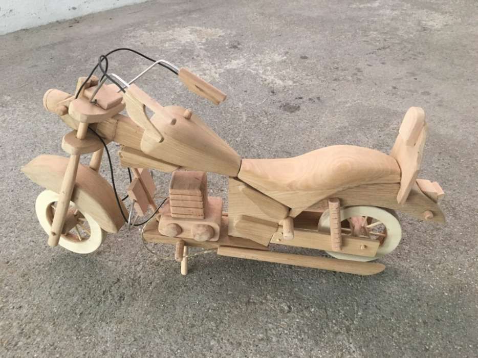 Moto miniatura em madeira