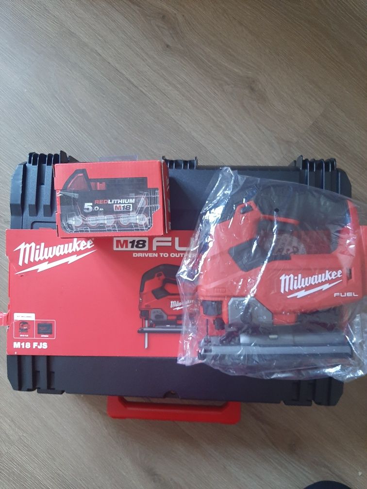 Wyrzynarka MilwaukeeM18 plus walizka i bateria