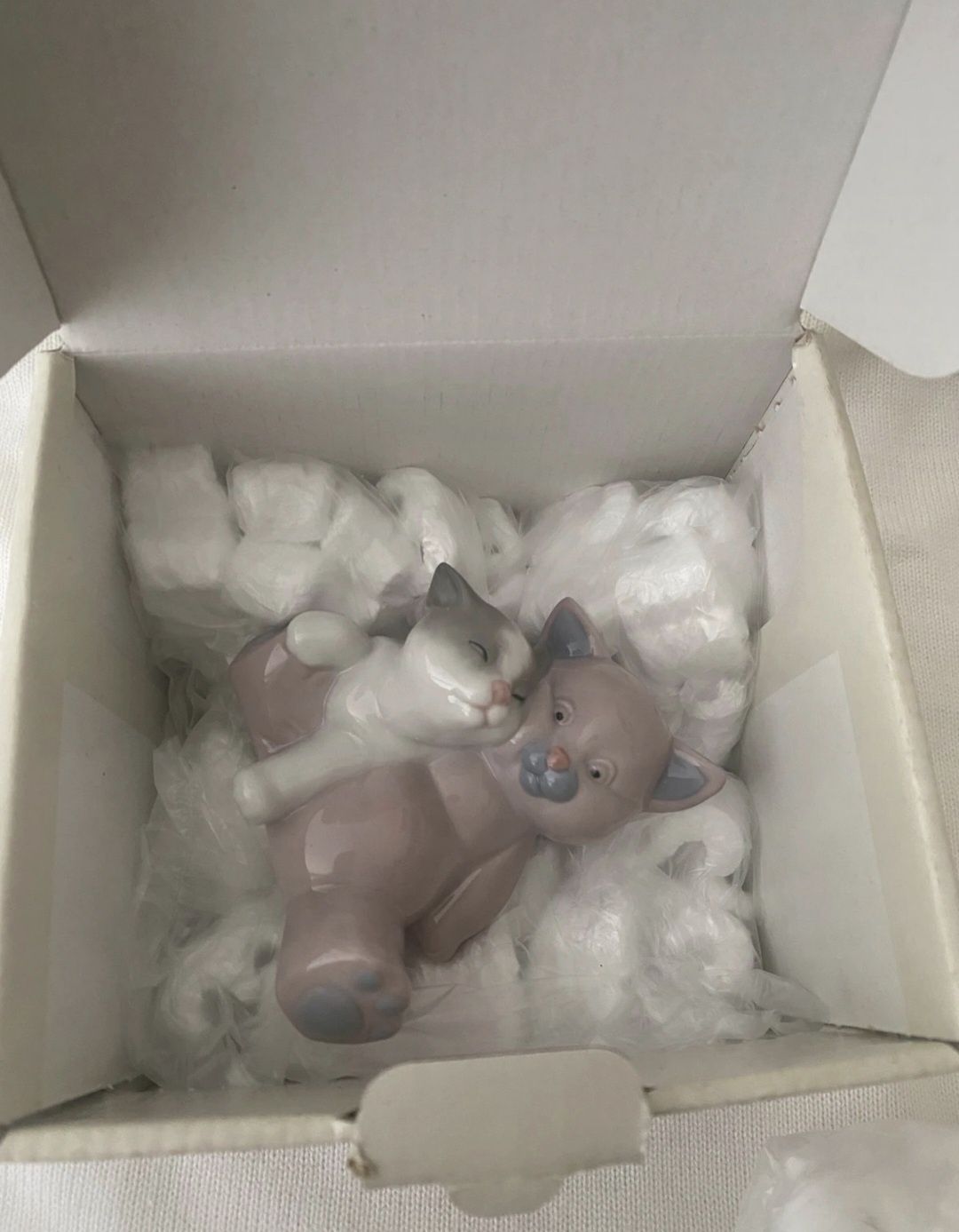 Figurka NAO Lladró kotek z misiem przyjaciele 25 cm