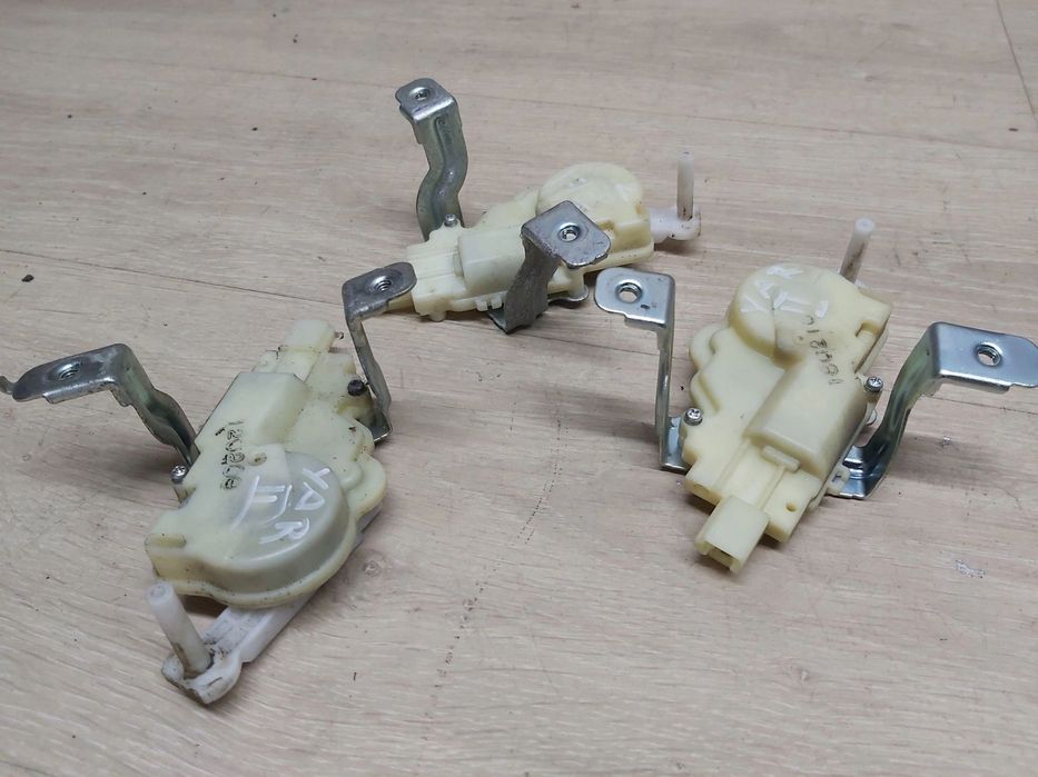 Toyota Yaris II 06-11r zamek siłownik centralny klapy bagażnika