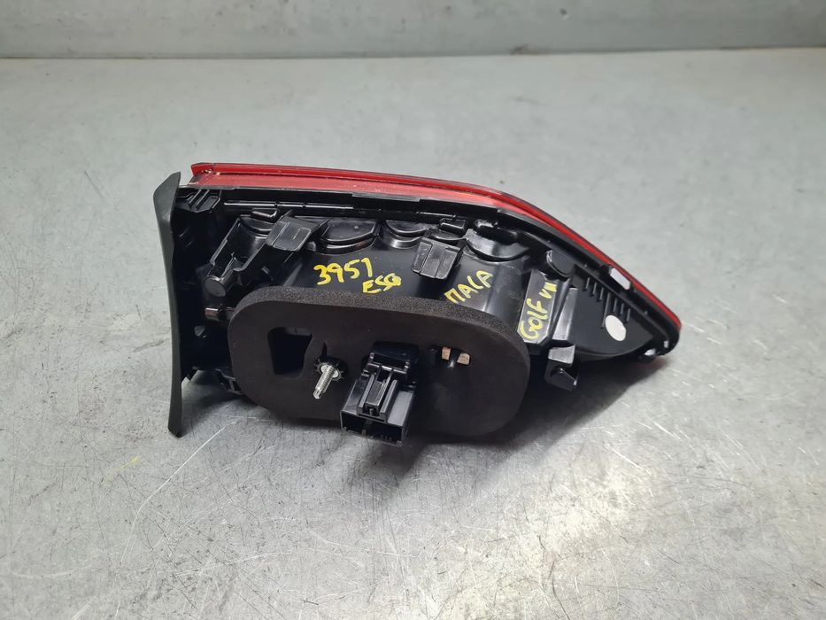 Farolim da mala esquerdo VOLKSWAGEN Golf VIII Variant (CG5)