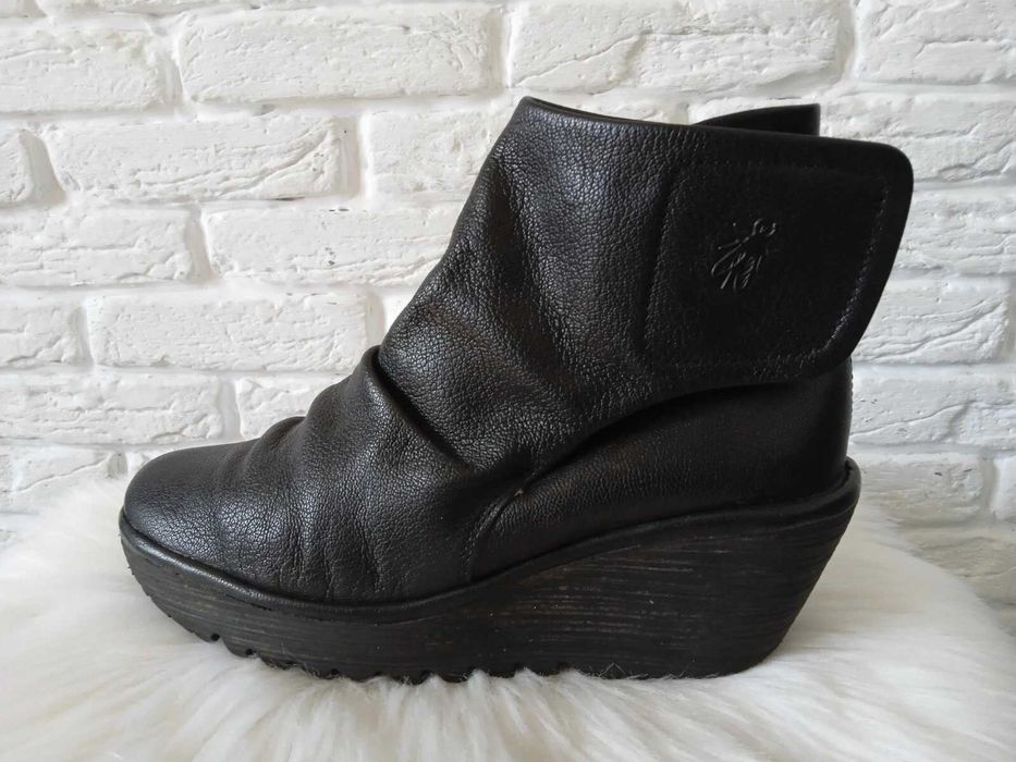 FLY LONDON чорні шкіряні португальські  жіночі  черевики EU 38