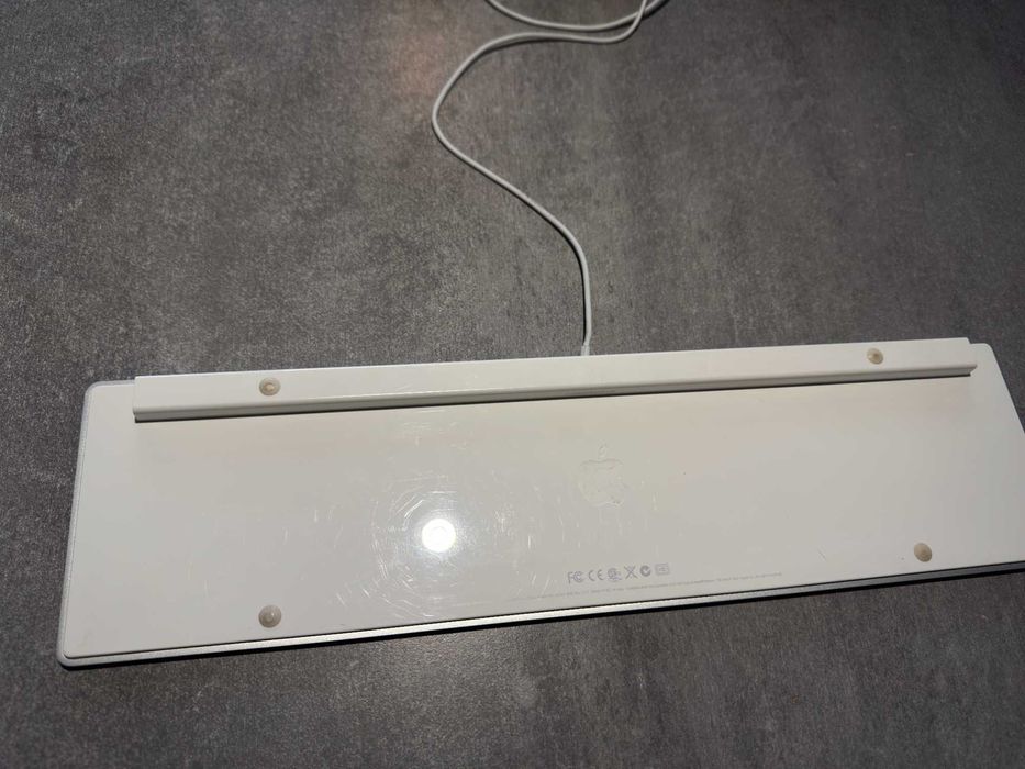 Apple Keyboard A1243 – przewodowa, z klawiaturą numeryczną