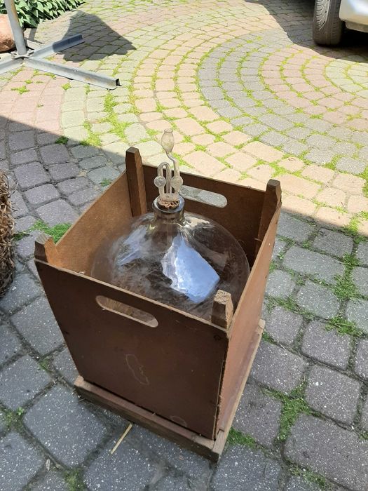 Słój na wino w drewnianej skrzyni