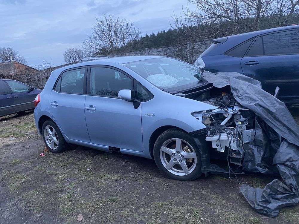 Klapa  tylna ladna Toyota Auris e15 kod lakieru 8s1 cześci