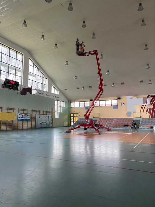 Wynajem podnośnik koszowy 13,5m na przyczepie