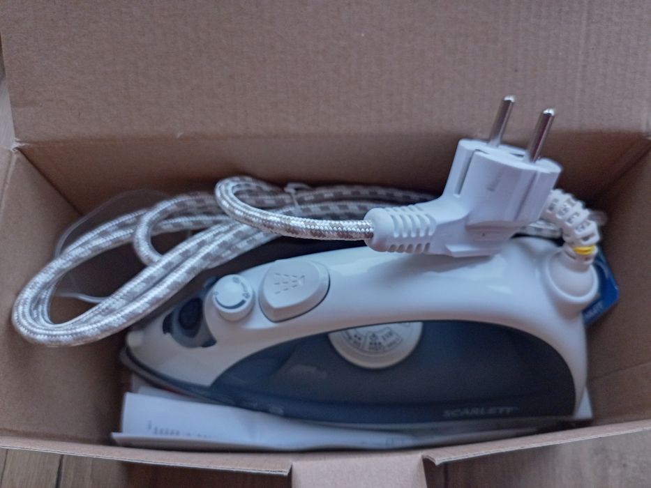 Праска з відпарювачем Scarlett SC-131S. Утюг