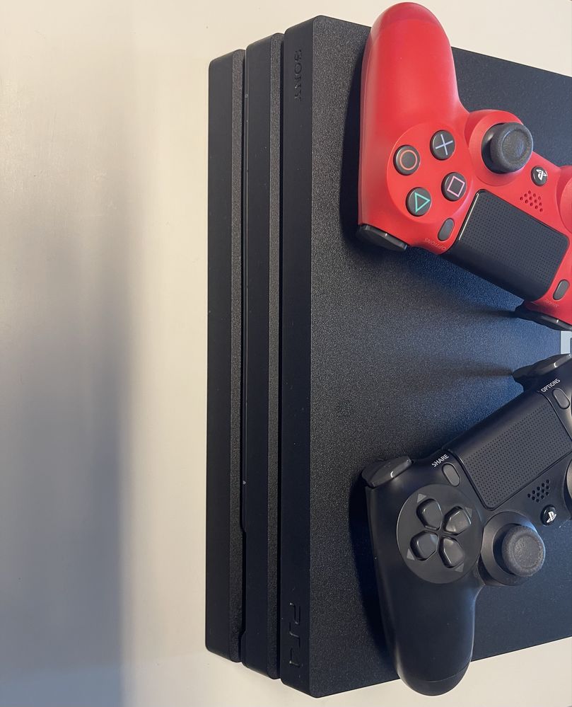 PlayStation 4 Pro 1TB, com poucas horas de jogo