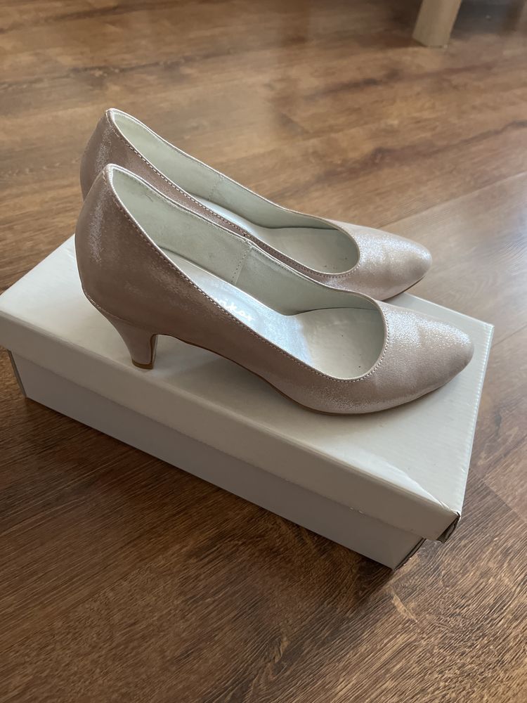 Buty na obcasie założone tylko raz