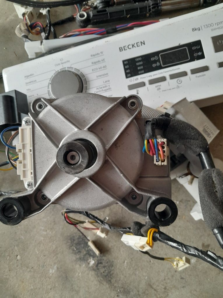 Motore máquina de lavar roupa  8 kg posso vender separado. Outros uten