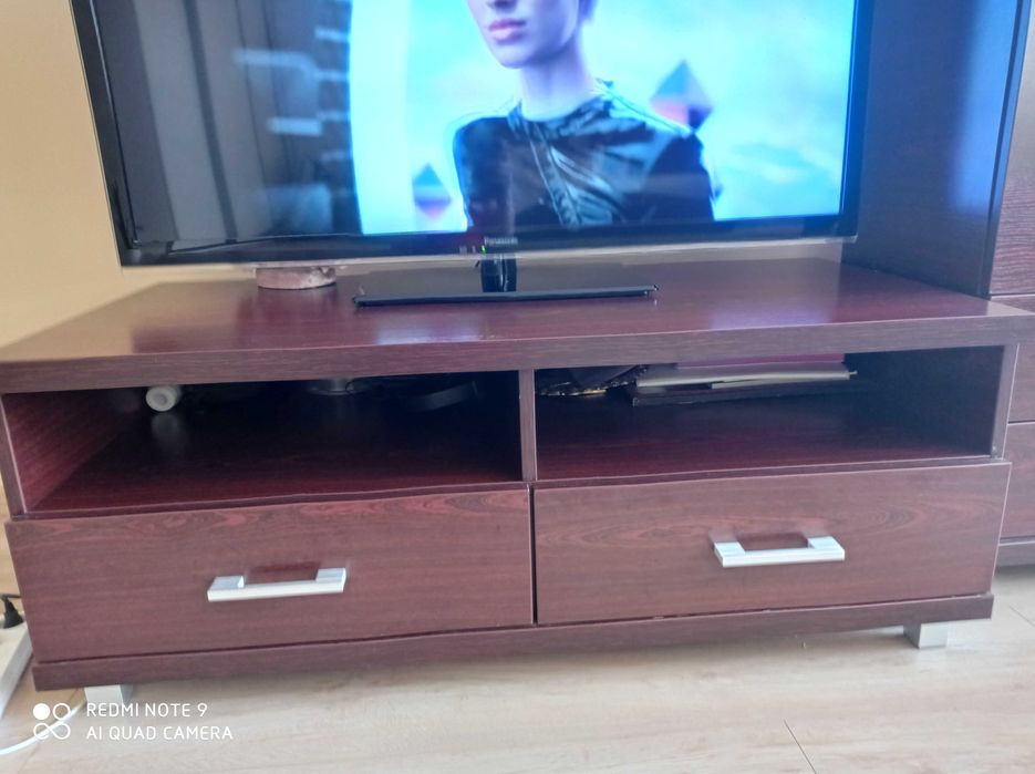 Sprzedam stół, bez krzeseł, komodę, szafkę RTV i półkę (kolor mahoń)