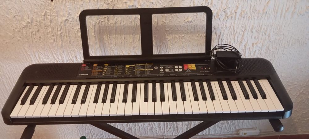 Teclado Yamaha com Suporte + Fonte