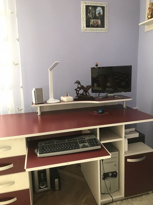 Комп'юторний стіл