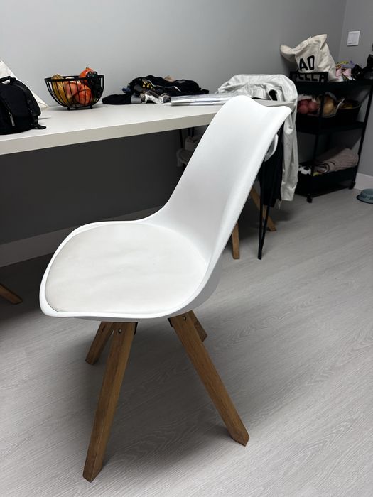 3 Cadeiras branca com pes em madeira