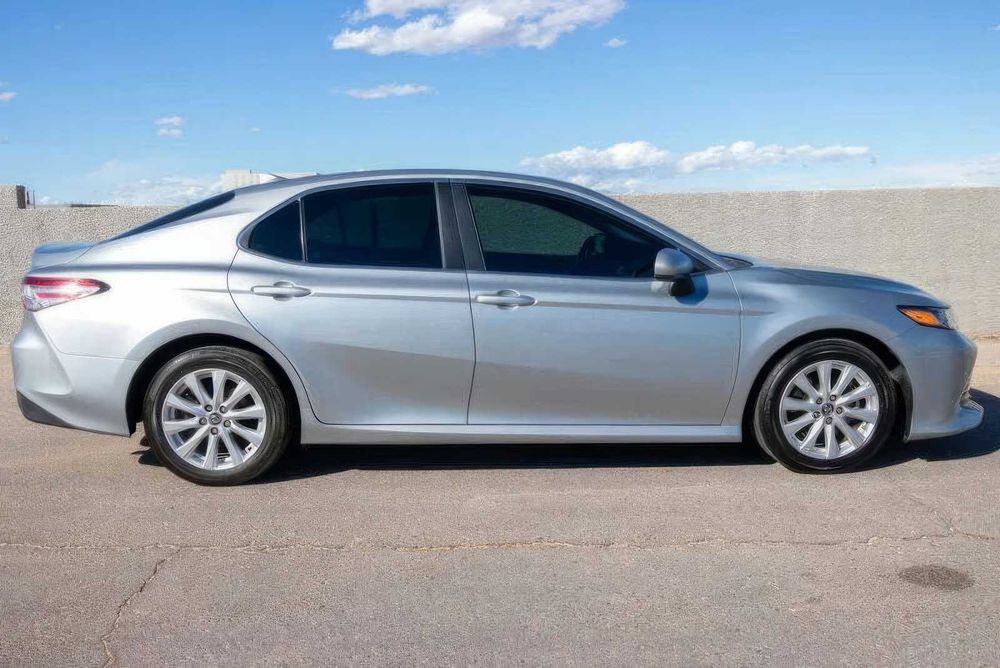 Toyota Camry LE      2020