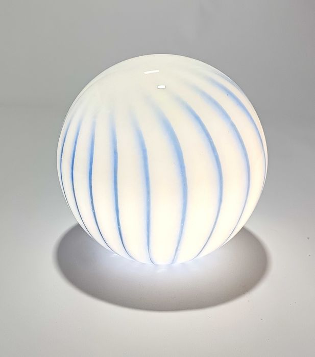 Candeeiro de mesa sem fios de vidro azul e branco ao estilo Murano