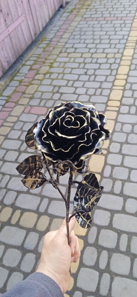 Ковані троянди із металу