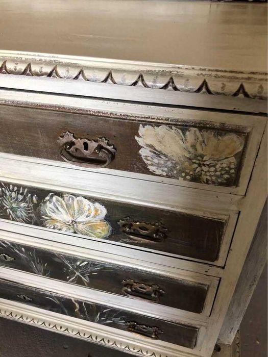 Cómoda clássica pintada a mão e espelho