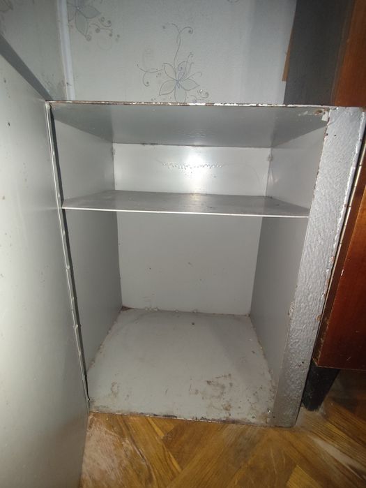 Продам сейф стальной с ключами.