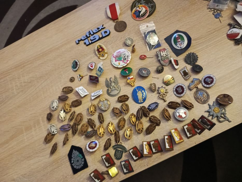 Duża ilość medalowa odznaczeń przypinek