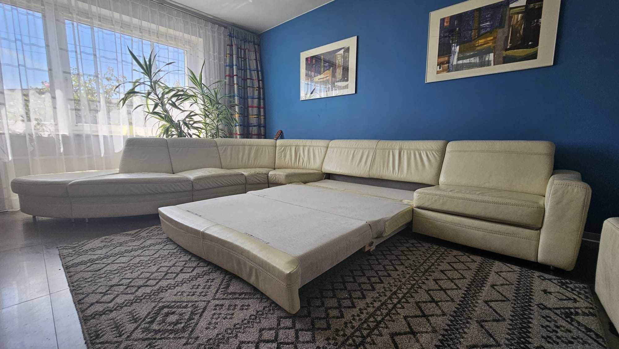 Duży narożnik skórzany plus pufa firmy Etap z funkcją spania
