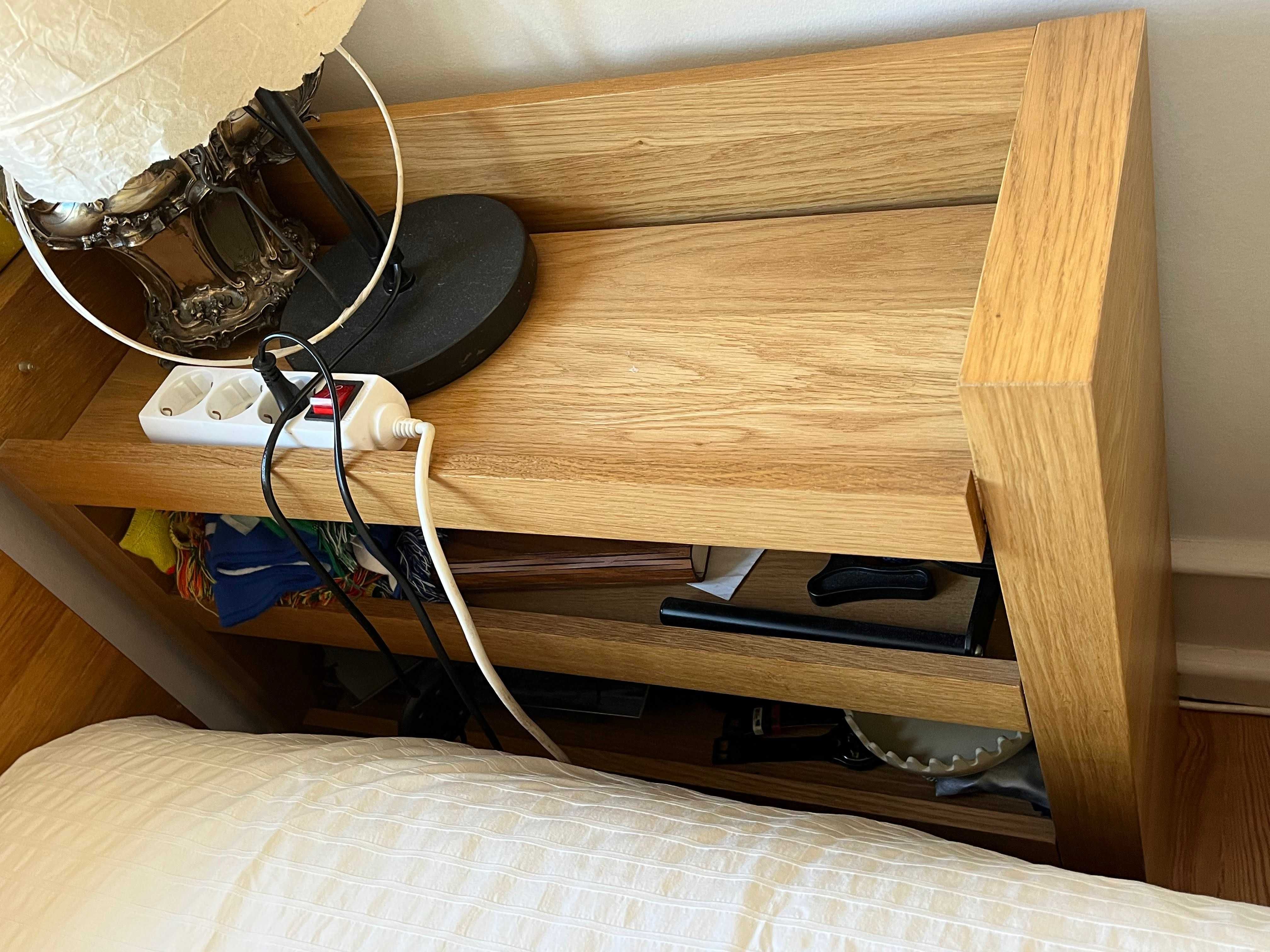 Cama, mesas de cabeceira e cómoda