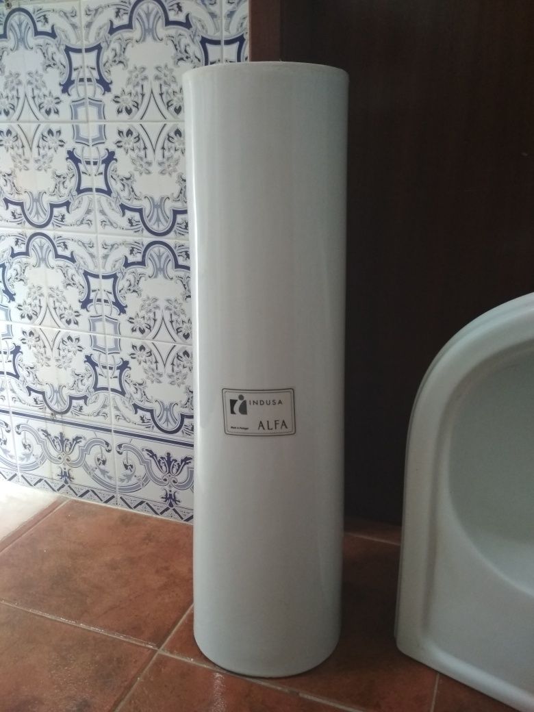 Lavatório com pé Indusa Alfa.