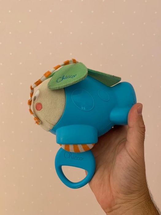 Brinquedo com música  de corda