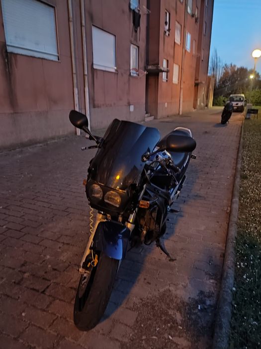 Suzuki 750f muito boa e econômica
