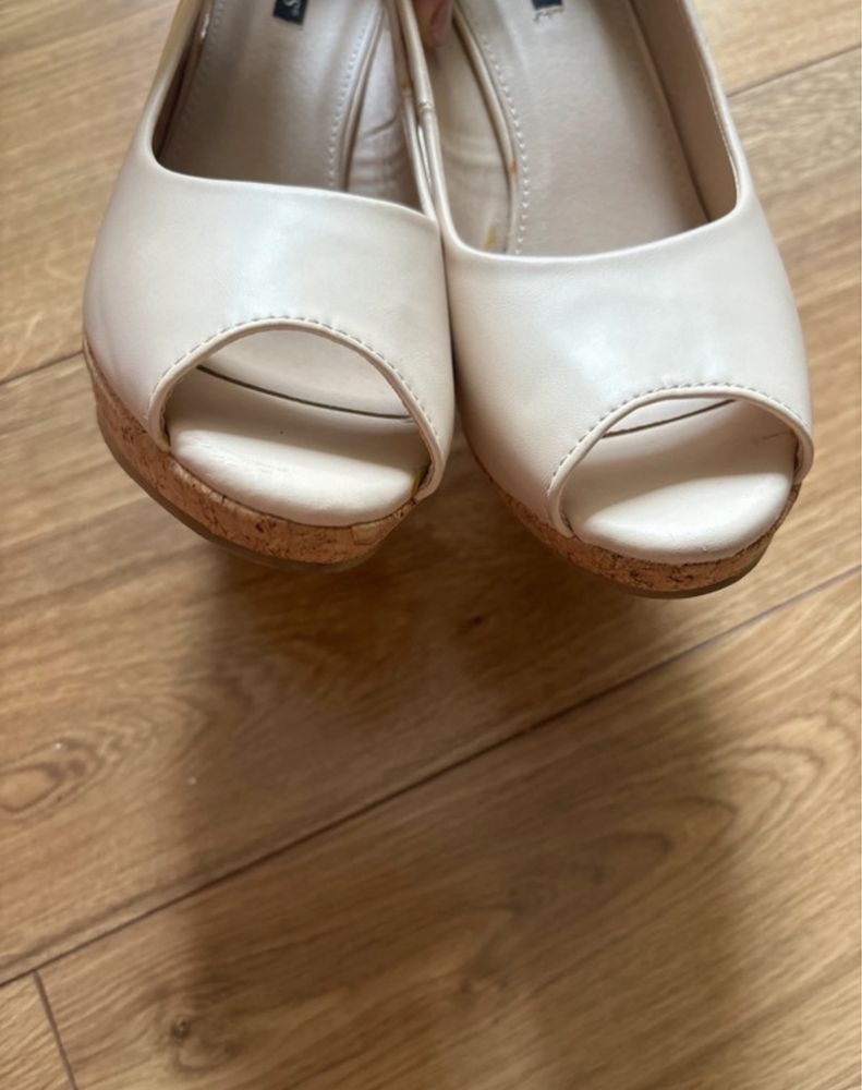 Buty na koturnie marka Vices