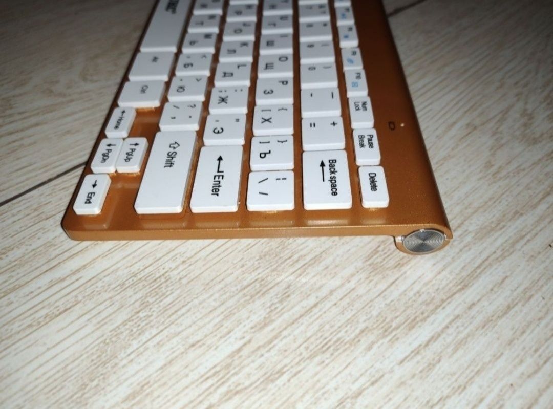 Беспроводная клавиатура и мышь Apple