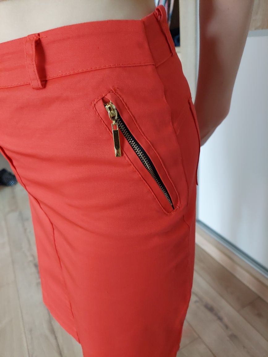 Malinowa ołówkowa spódnica