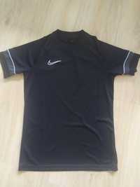 Nike Czarna Chłopięca Koszulka Sportowa. Rozmiar M