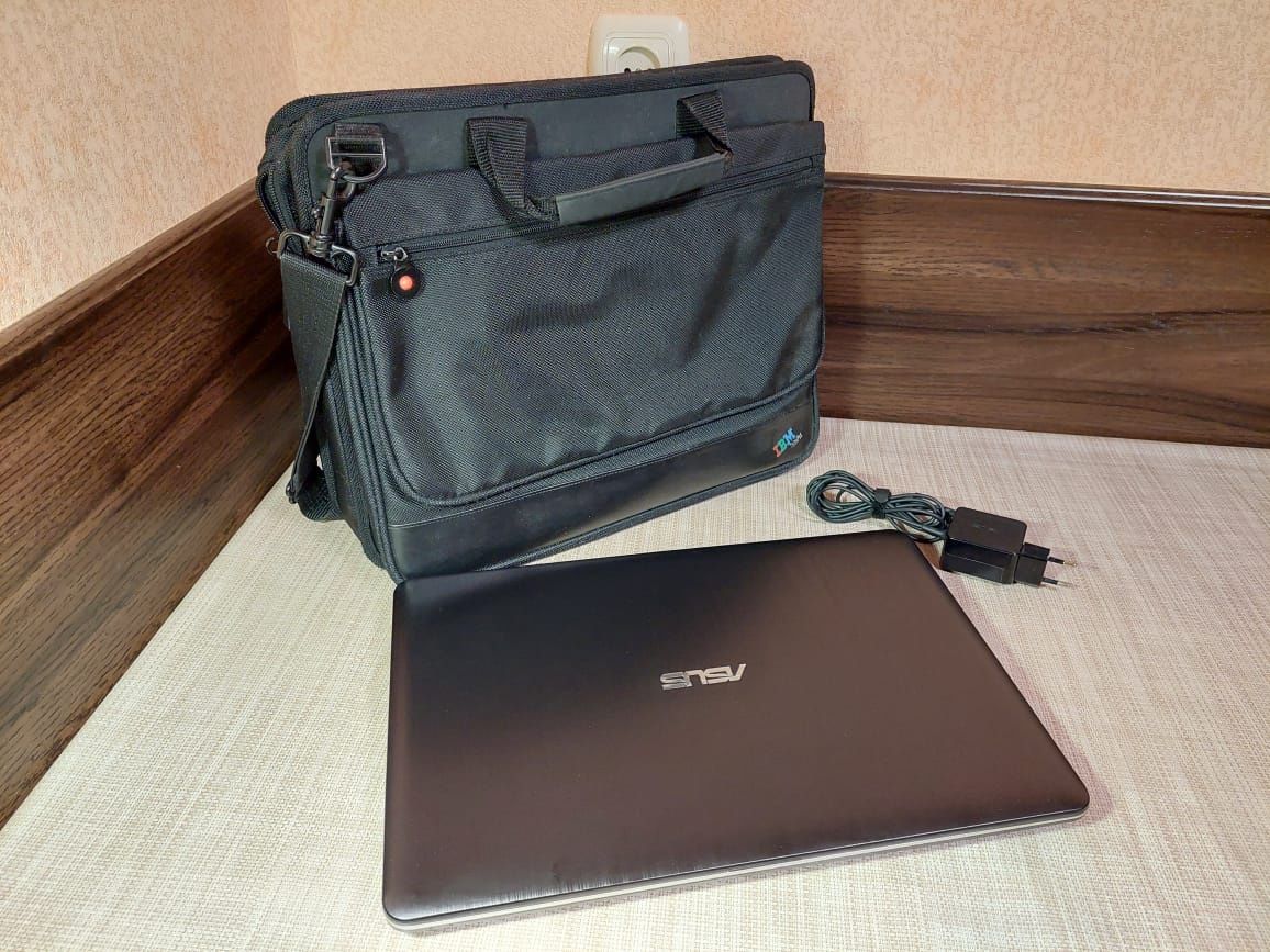 Ноутбук Asus intel inside+ Бонус Фирменная сумка Батарея держит 3 часа
