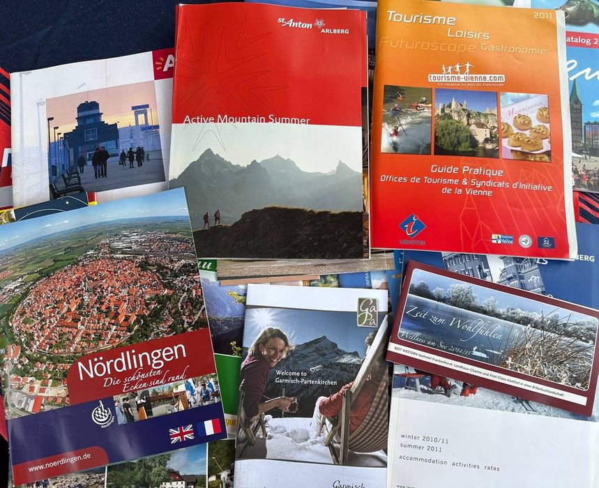 Каталоги путеводители брошури карти