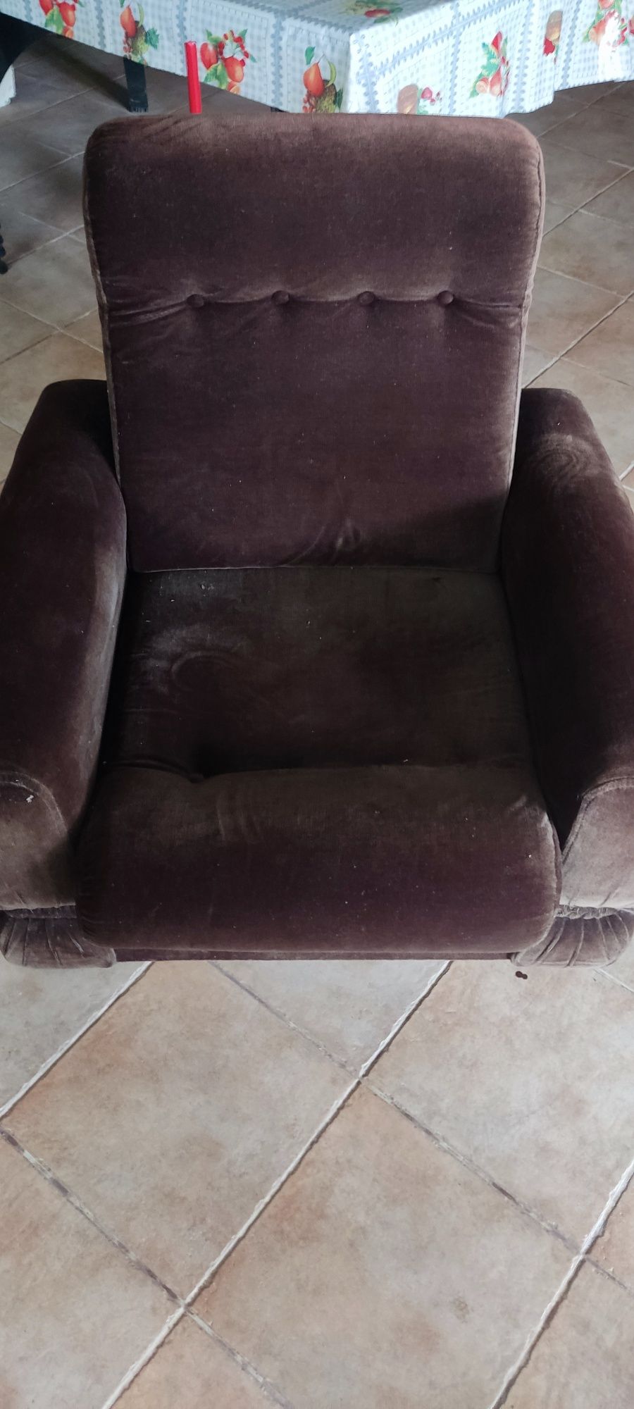 Mobiliario. Mesa e sofas