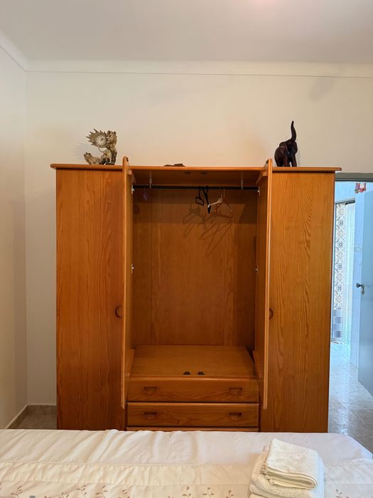 Roupeiro de madeira dura