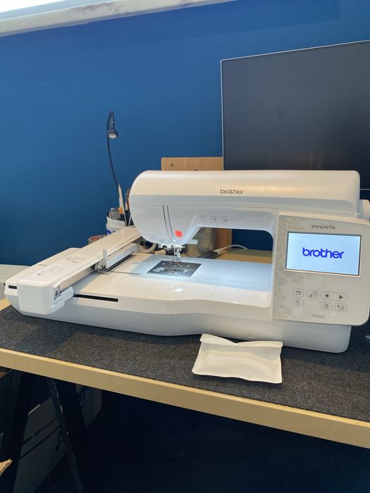 Máquina de bordar Brother 880E