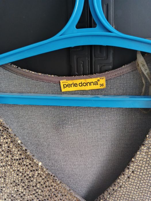 Стильне золотисте плаття.