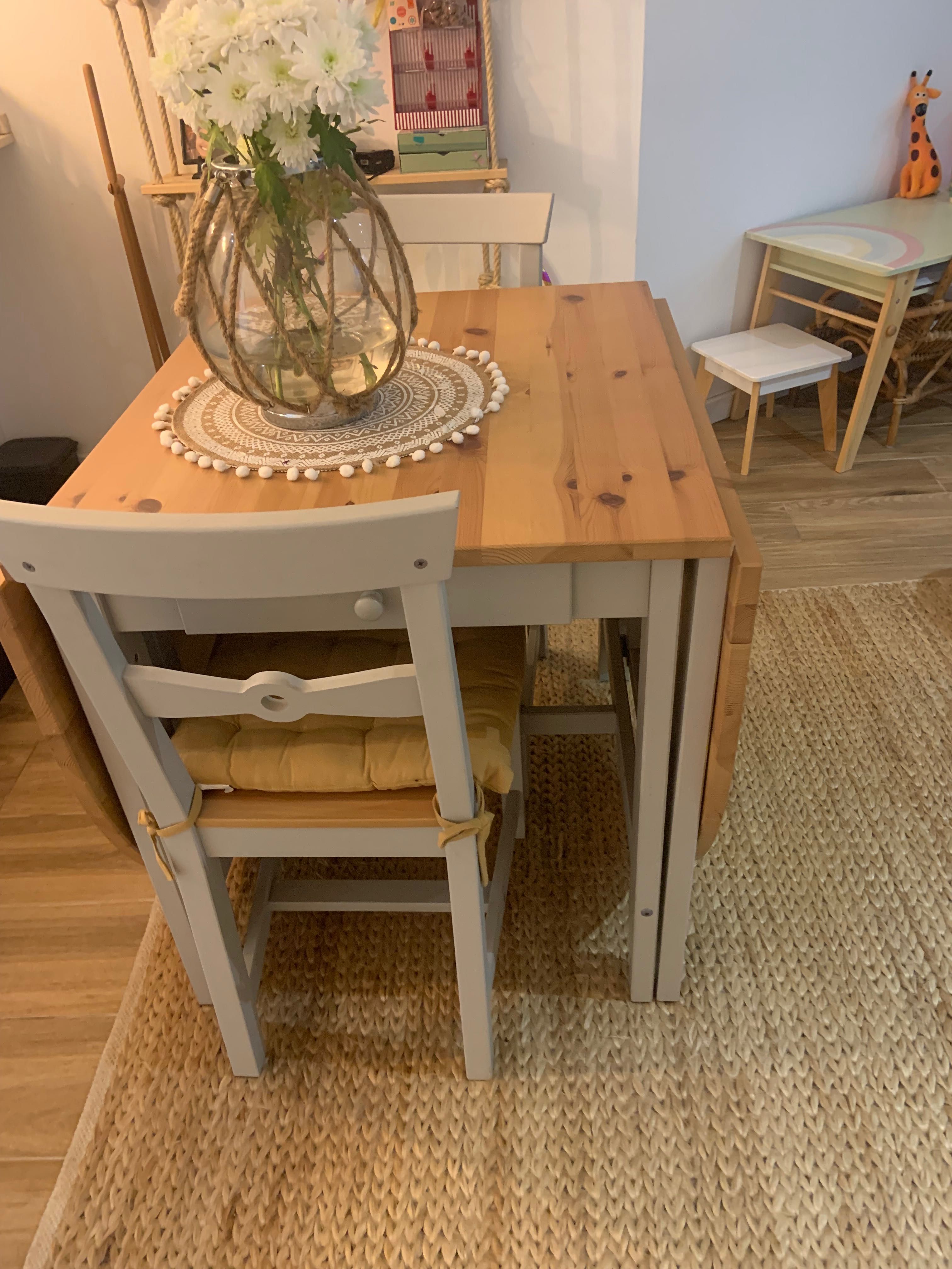 Mesa de jantar extensível e 4 cadeiras
