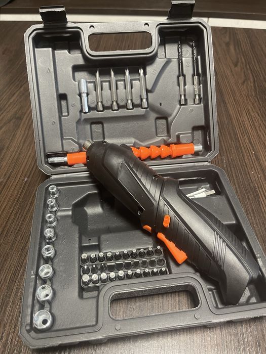 Шуруповерт акумуляторний з насадками 1800 мАг