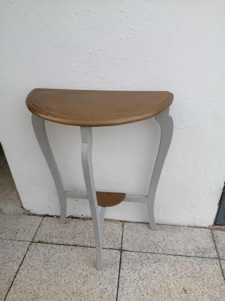 Mesa pequena recuperada em formato de meia lua.